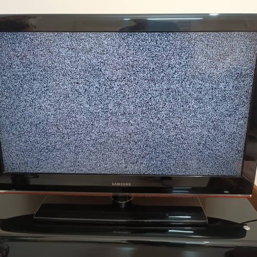 تلویزیون 42 اینچ همراه میز