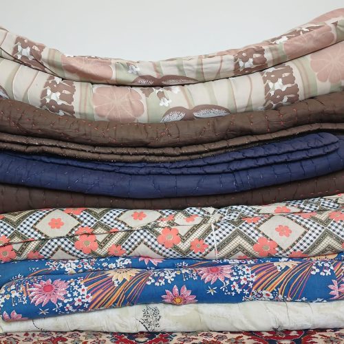 4عدد تشک و 3عدد لحاف و 4عدد پشتی