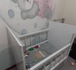 تخت کنار مادر