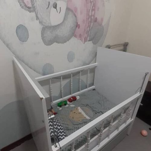 تخت کنار مادر