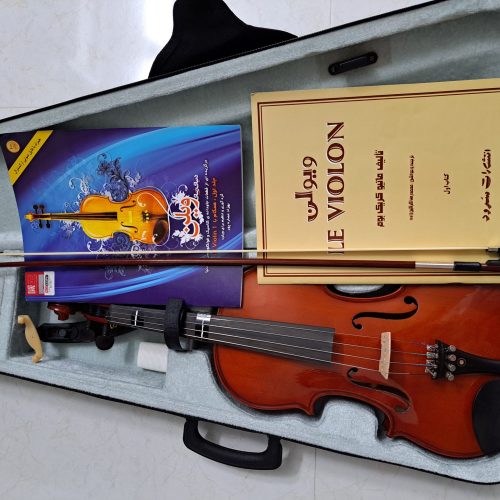 ویولن در حد نو به همراه شولدر و کتاب و آرشه 8 پر