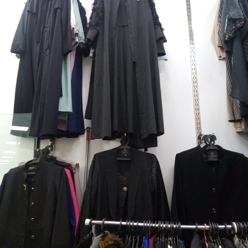 اجناس مغازه بصورت خرده و عمده بفروش میرسد