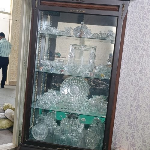 بوفه قهوه‌ای رنگ