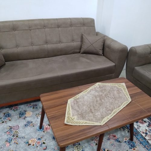 مبل هفت نفره فقط دونفرش یه پارگی داره  کنسل هم سه جاش رنگ پردگی داره کوچیک