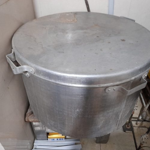 دیگ بزرگ و اجاق گاز