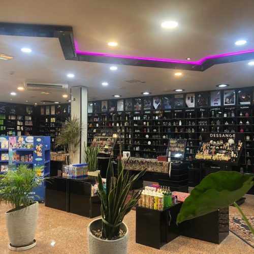 همکار خانم جهت امور فروشگاه ادکلن و آرایشی برند