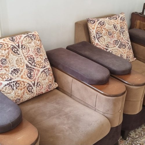 یک دست مبلمان 7 نفره همراه با میز و عسلی