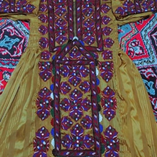 یک دست لباس دست دوز نو اماده بفروش میرسد