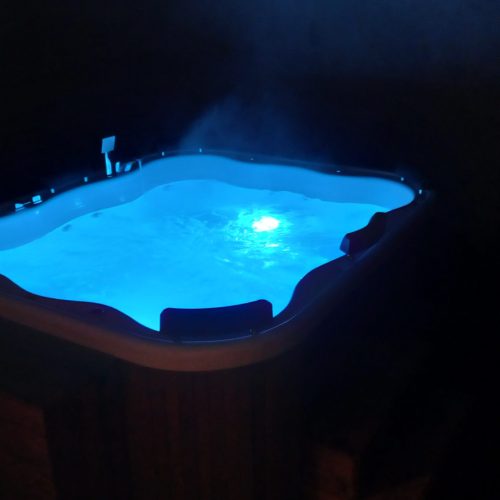 ویلای2خوابه همراه جکوزی6نفره