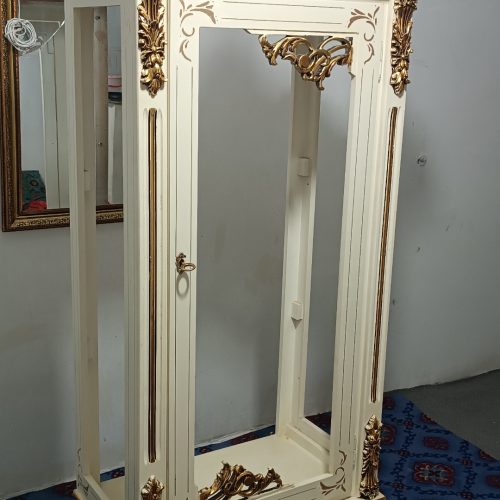 ویترین نقاشی شده و ورق‌طلا
