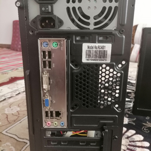 یک دستگاه کامپیوتر ولوازم کانل به فروش میرسد