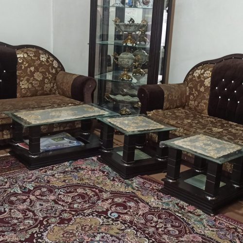 مبل  و سه عدد میز جلو مبلی