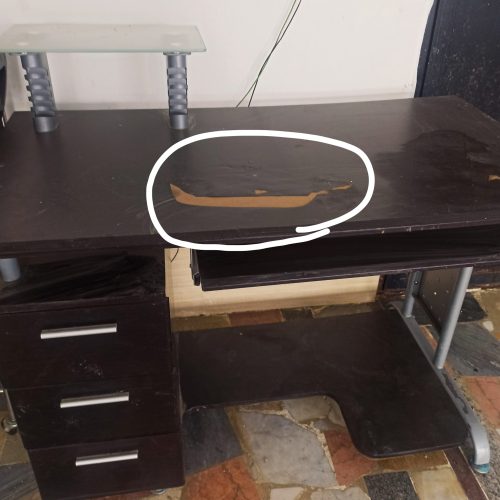 میز تحریر و‌کامپیوتر