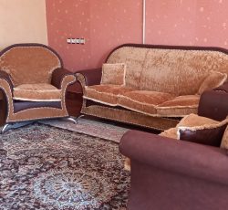 مبلمان 7 نفره در حد نو رنگ طلایی دسته چرم