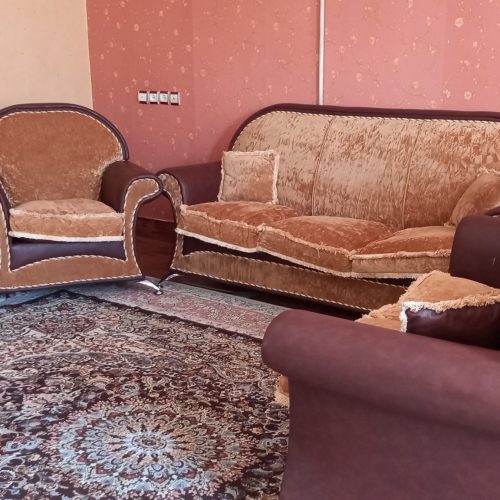 مبلمان 7 نفره در حد نو رنگ طلایی دسته چرم