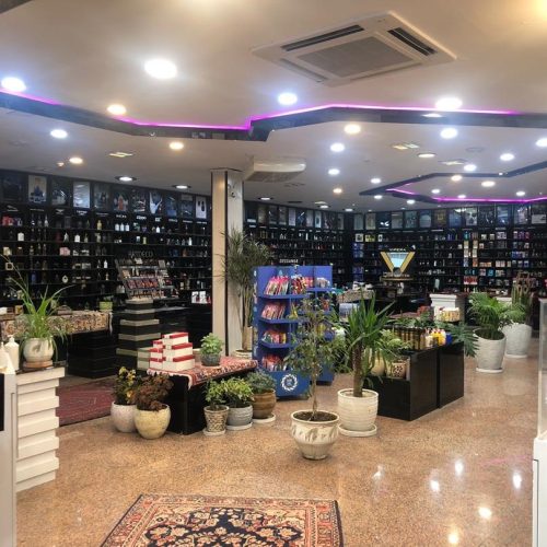 همکار خانم جهت امور فروشگاه ادکلن و آرایشی برند