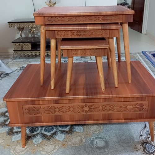 مبلمان راحتی با جلو مبلی های عسلی