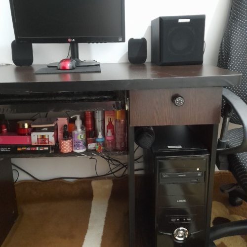فروش یک دستگاه رایانه با میزوصندلی