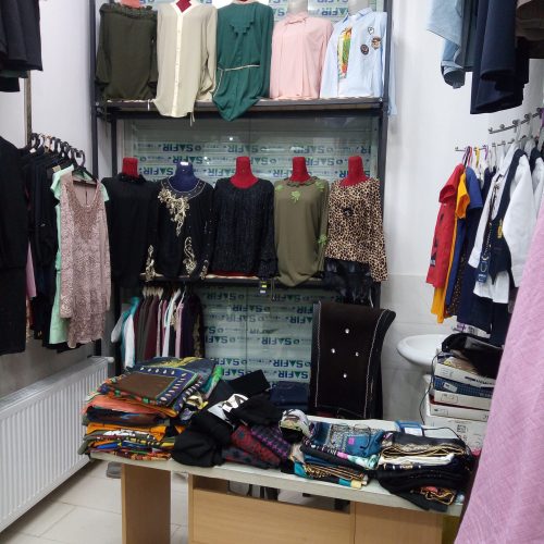 اجناس مغازه بصورت خرده و عمده بفروش میرسد