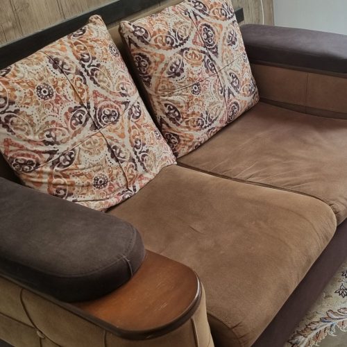 یک دست مبلمان 7 نفره همراه با میز و عسلی