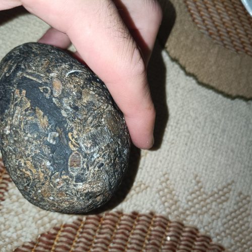 سنگ آتشفشانی با ذرات نقره و طلا