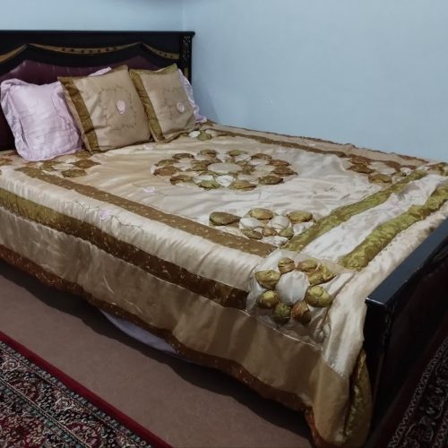 با عرض سلام، یک عدد تخت بزرگ بدون تشک با میز ارایش، ویک عدد تخت کودک با کمدبفروش میرسد