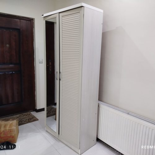 جا لباسی و جاکفشی