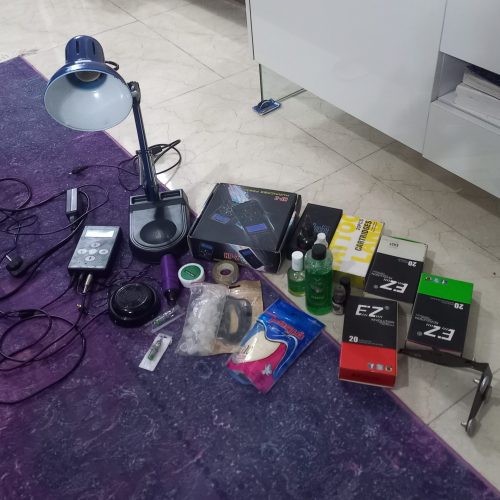 دستگاه تتو به همراه کلیه وسایل رنگ سوزن پک کامال