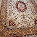 چند تخته فرش ماشینی مشهد در حد نو _500 شانه با ابعاد 4 متری 6 متری 9 متری و چند قالیچه موجود است