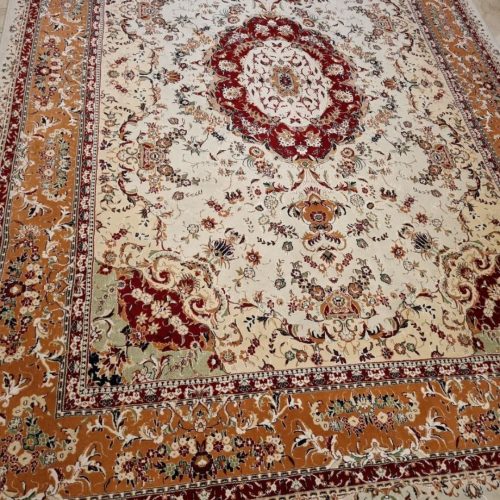 چند تخته فرش ماشینی مشهد در حد نو _500 شانه با ابعاد 4 متری 6 متری 9 متری و چند قالیچه موجود است