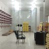 یک مغازه تجاری جلوی خیابان