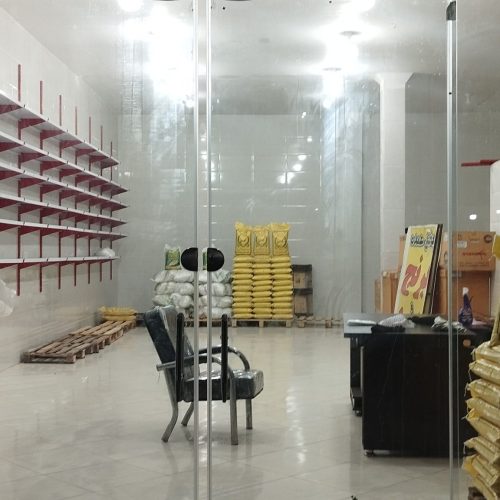 یک مغازه تجاری جلوی خیابان