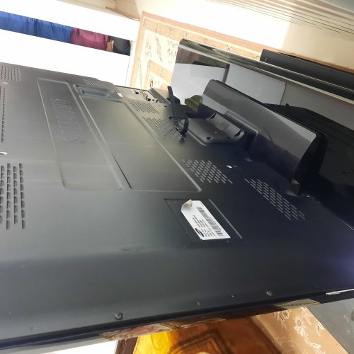 تلویزیون و میز تلویزیون شیشه ای