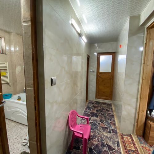 زمین یه مساحت 400 متر،دو واحد همکف و طبقه اول حیاط مجزا،قسمت پایین دو خواب،قسمت بالا سه خواب