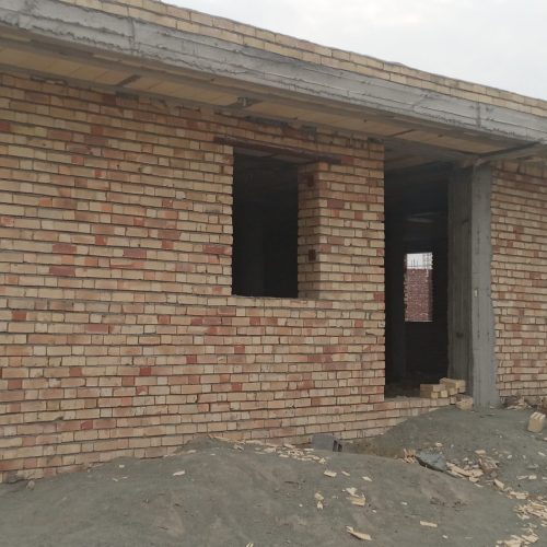 خانه با در و پنجره واقع در زه . تماس 09925470056