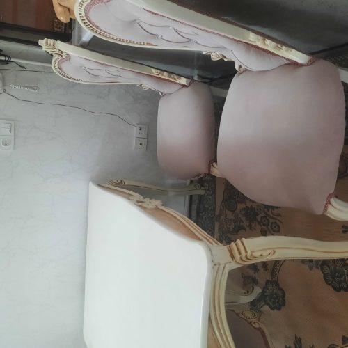 میز ناهارخوری 6نفره که دارای 4 صندلی میباشد