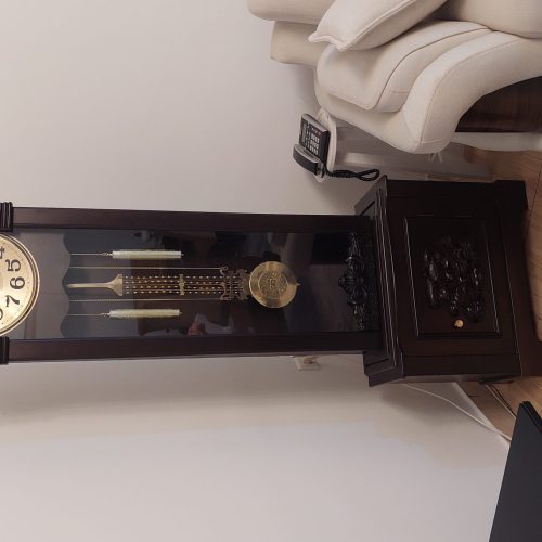 ساعت ایستاده کنار سالنی