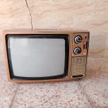 تلویزیون رنگی قدیمی دور چوب سانیو ژاپنی