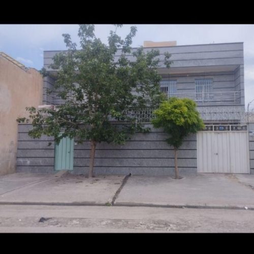 خانه دو طبقه به فروش می‌رسد