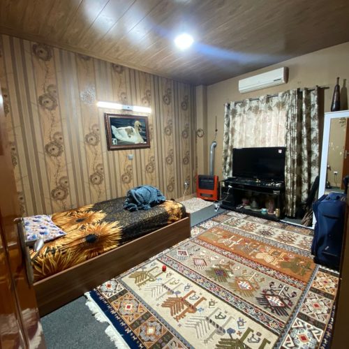 زمین یه مساحت 400 متر،دو واحد همکف و طبقه اول حیاط مجزا،قسمت پایین دو خواب،قسمت بالا سه خواب