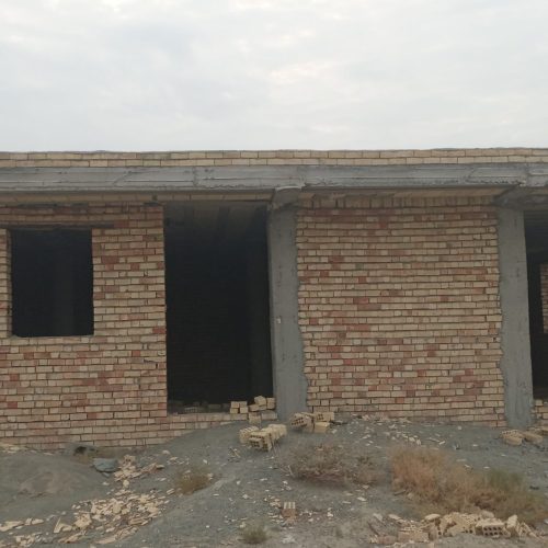 خانه با در و پنجره واقع در زه . تماس 09925470056