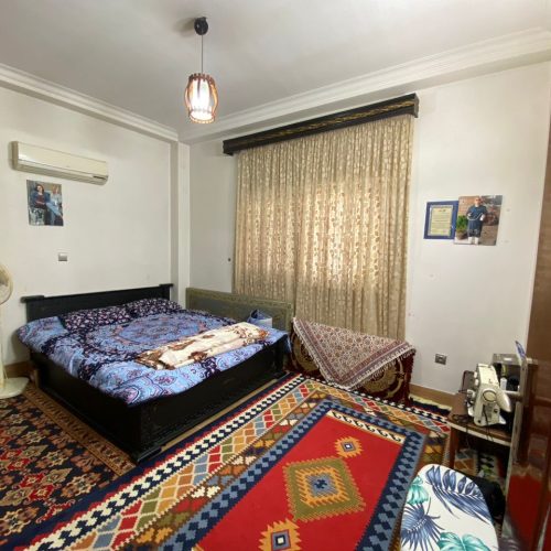 زمین یه مساحت 400 متر،دو واحد همکف و طبقه اول حیاط مجزا،قسمت پایین دو خواب،قسمت بالا سه خواب