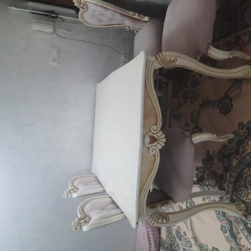 میز ناهارخوری 6نفره که دارای 4 صندلی میباشد