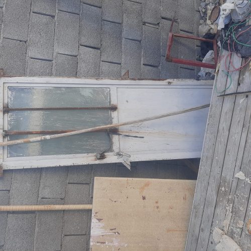 دو در سرویس بهداشتی