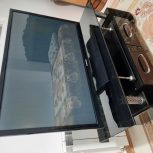 تلویزیون و میز تلویزیون شیشه ای