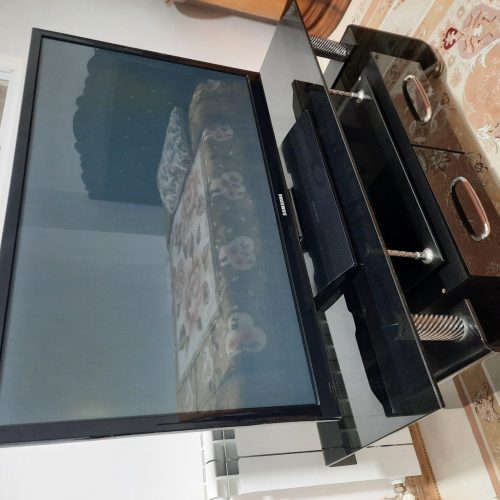 تلویزیون و میز تلویزیون شیشه ای