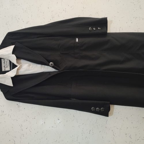 تعدادی مانتو بسیار ارزان بفروش میرسد