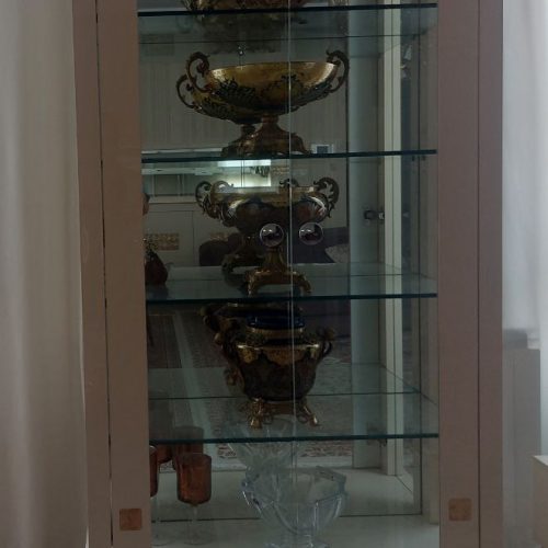 سرویس کامل مبلمان. میز تی وی. کنسول. میز ناهار خوری. جلو مبلی. مبلمان در حد نو به فروش میرسد