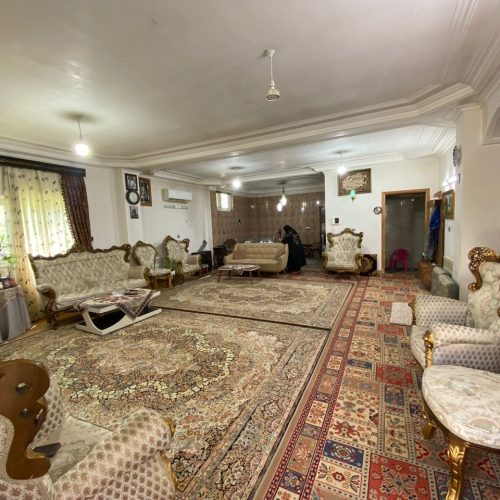 زمین یه مساحت 400 متر،دو واحد همکف و طبقه اول حیاط مجزا،قسمت پایین دو خواب،قسمت بالا سه خواب