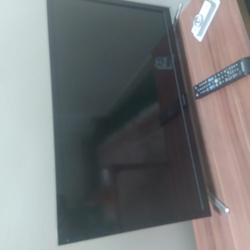 تلویزیون هوشمند 18 اینچ به همراه میز